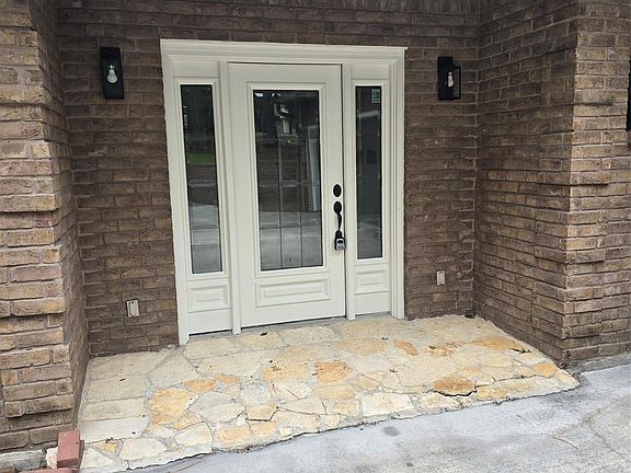 4th image of 560 Lake Grove Dr