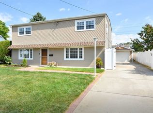 22 Park Ln, Bethpage, NY
