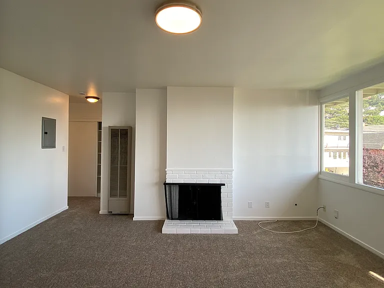 1br/1ba Charmer! Bay Views And Parking! Laundry On-Site! Balcony! Progressive — Photo 2