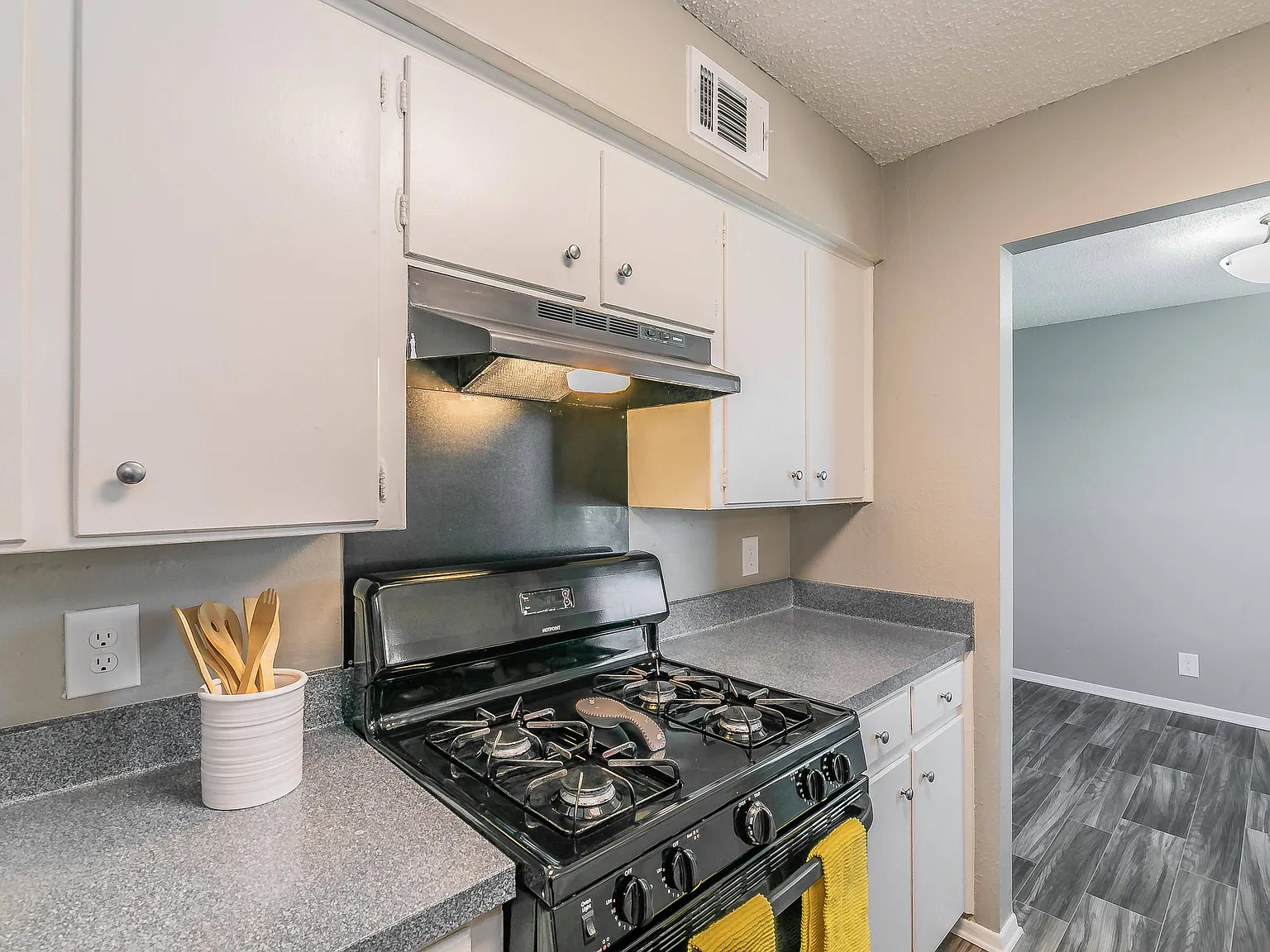 Davis Park Apartments — Photo 2