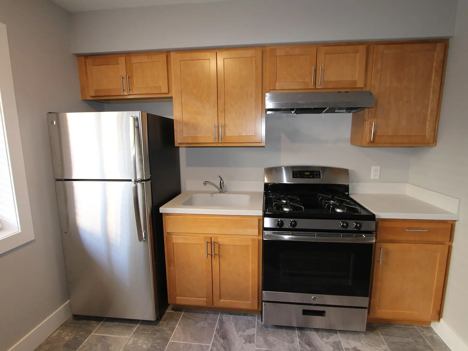 Midtown is a Must! 1 bedroom at the Coventry! Free laundry and Parking! — Photo 2