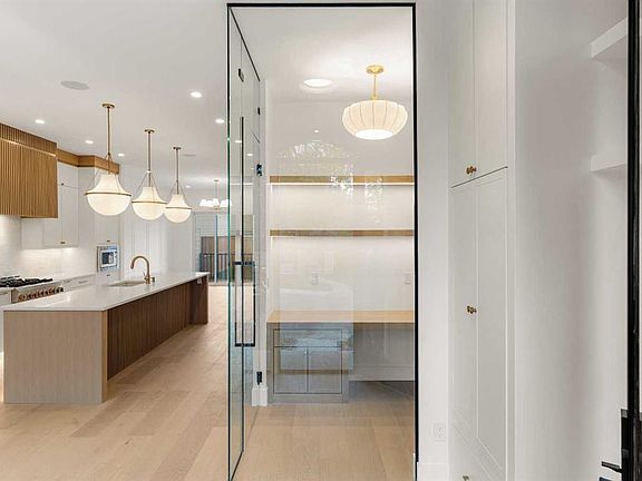 3rd image of 2811 E 35th St SW
