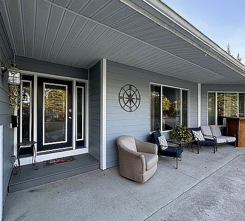 Front porch w/ 6ft overhang