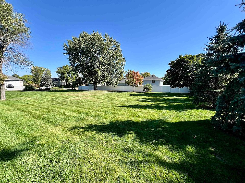 2nd image of 1908 Carmel Dr
