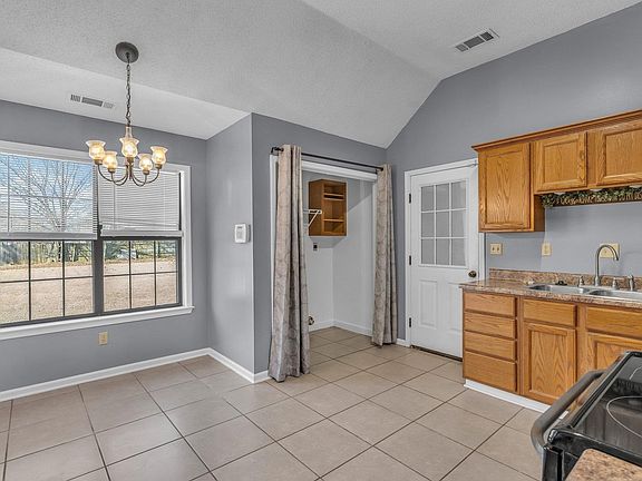 4th image of 293 Brenda Dr