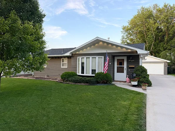 912 Maberly St, Holdrege, NE 68949