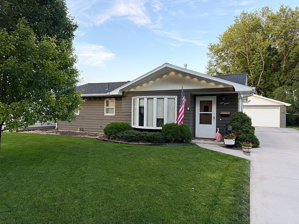 912 Maberly St - Property Image