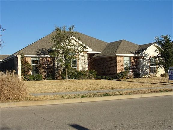 2nd image of 300 Canterbury Dr