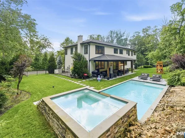 55 Kennedy Dr, Cresskill, NJ 07626