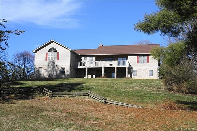 2nd image of 2 Hampton Ln