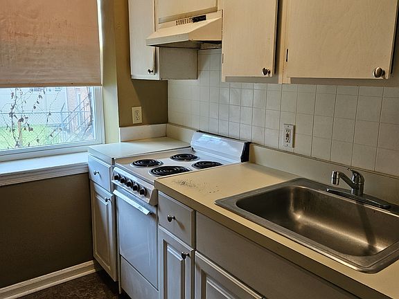 2nd image of 212 6th St APT B6