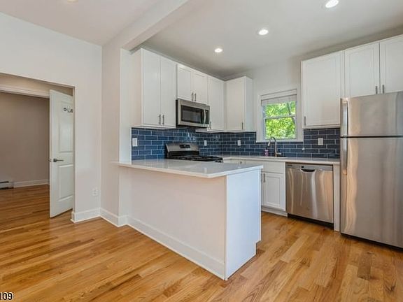 4th image of 161 Ashland Ave Floor 1