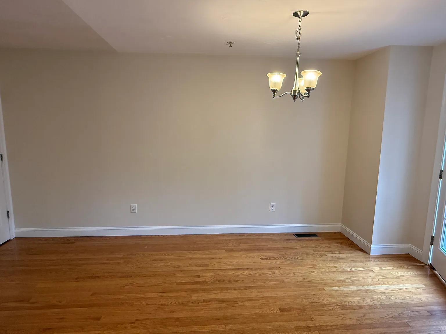 2 bed, 2.5 bath, 2900 sqft, $3,800 — Photo 2