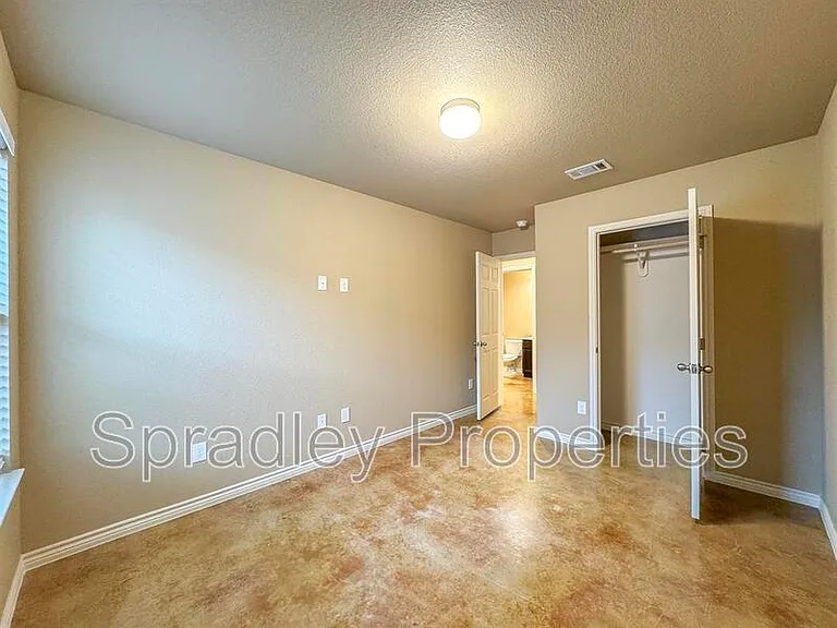 1047B Edwards Dr — Photo 9