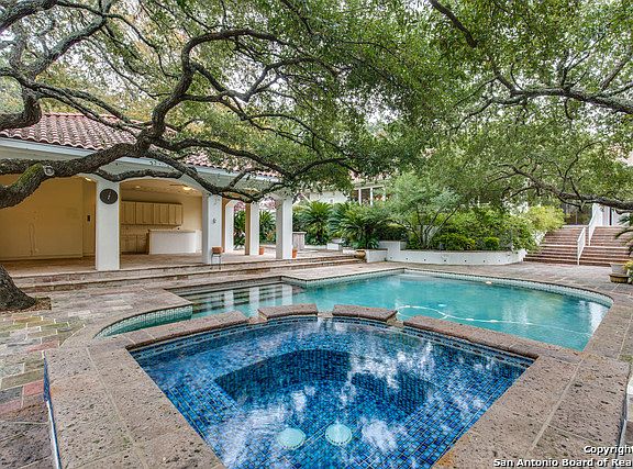 4th image of 203 Bluff Garden Cir