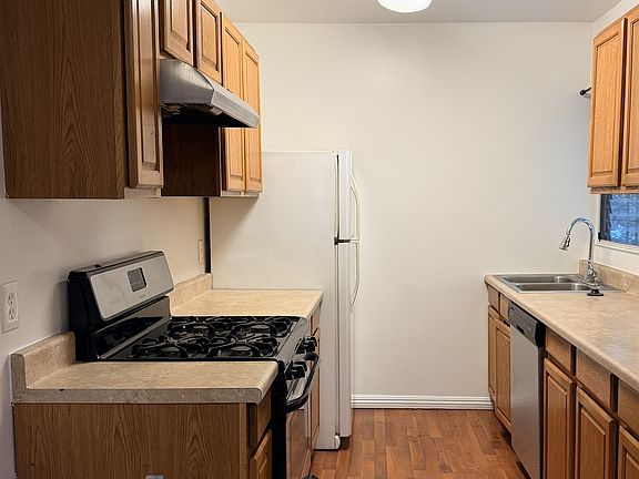 3rd image of 14641 Magnolia Blvd #1