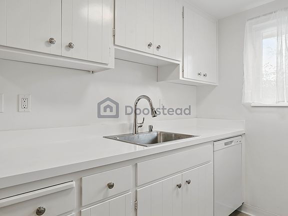 4th image of 225 Lometa Ave #18