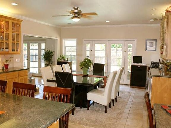 FORMAL DINING AREA