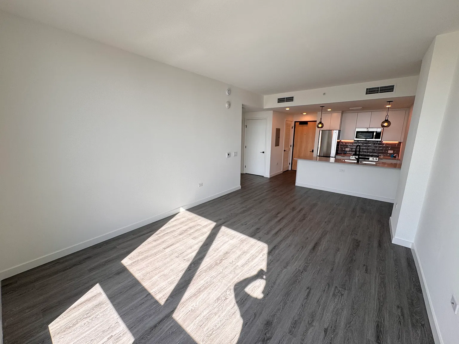 1 bed, 700 sqft, $2,150 — Photo 3