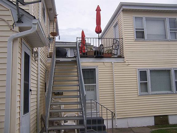 3rd image of 214 E Syracuse Ave
