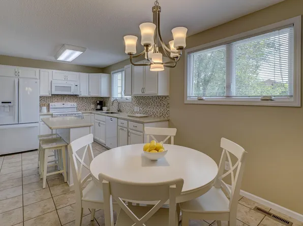 4819 Grenwich Trl N, Oakdale, MN 55128