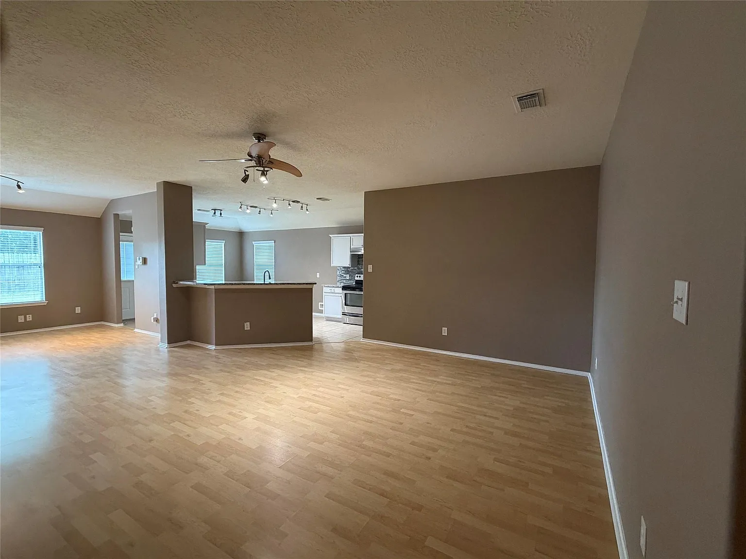 3 bed, 2.0 bath, 1716 sqft, $2,250 — Photo 3