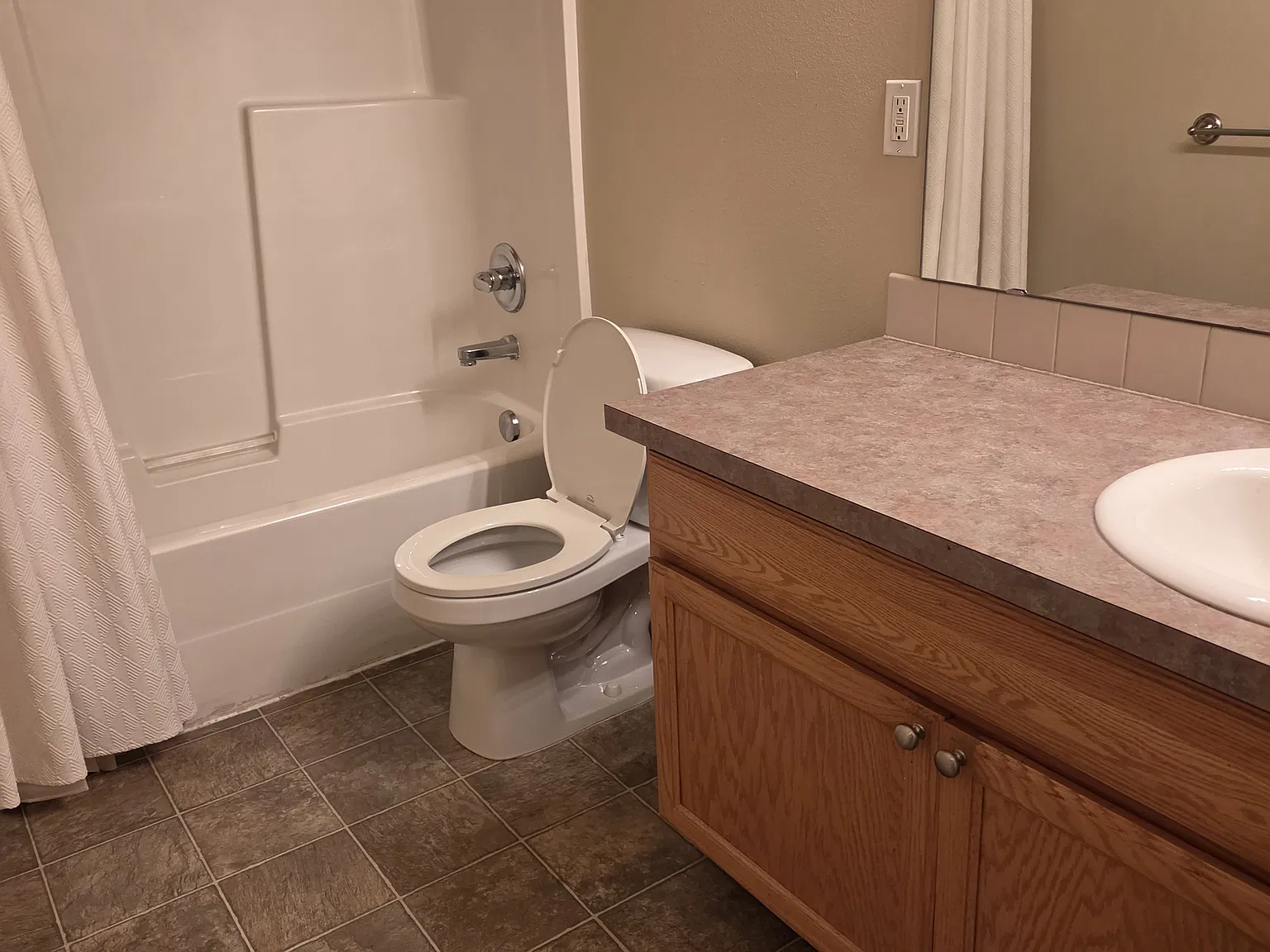 3 bed, 1699 sqft, $3,500 — Photo 3