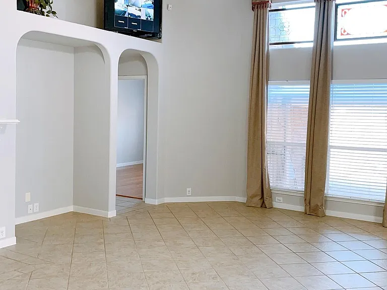 2910 Sandleigh Dr — Photo 8