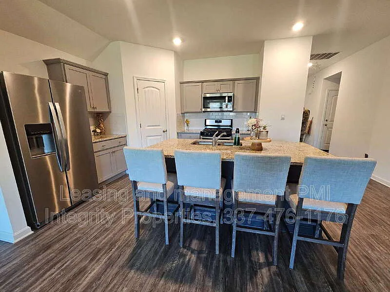 4 bed, 2.0 bath, $2,300 — Photo 4