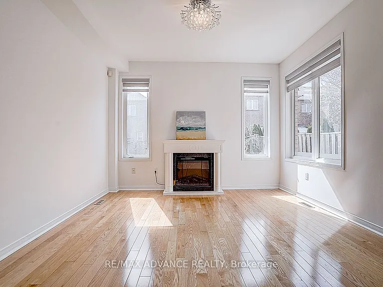 137 Laramie Cres — Photo 8