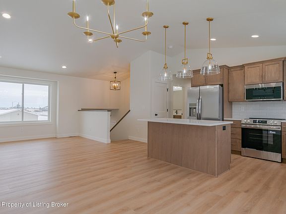 4th image of 209 15th Ave E