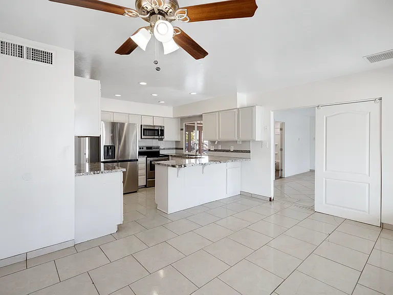 2056 W Des Moines Cir — Photo 16