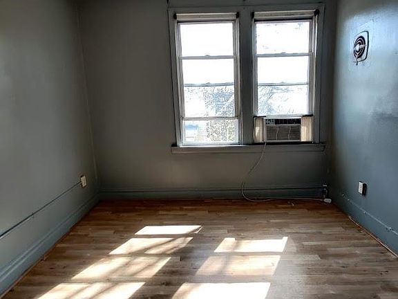 3rd image of 240 Duncan Ave APT 6