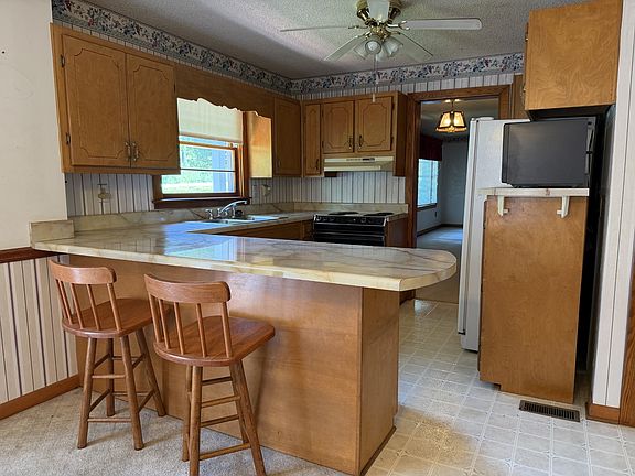 5th image of 804 W Main St