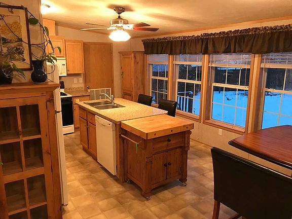 1Kitchen with large island