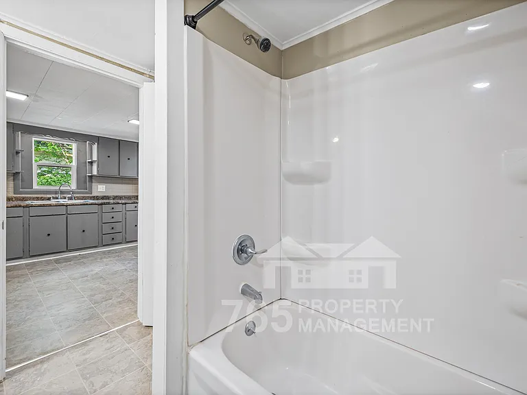 1706 Everett St — Photo 4