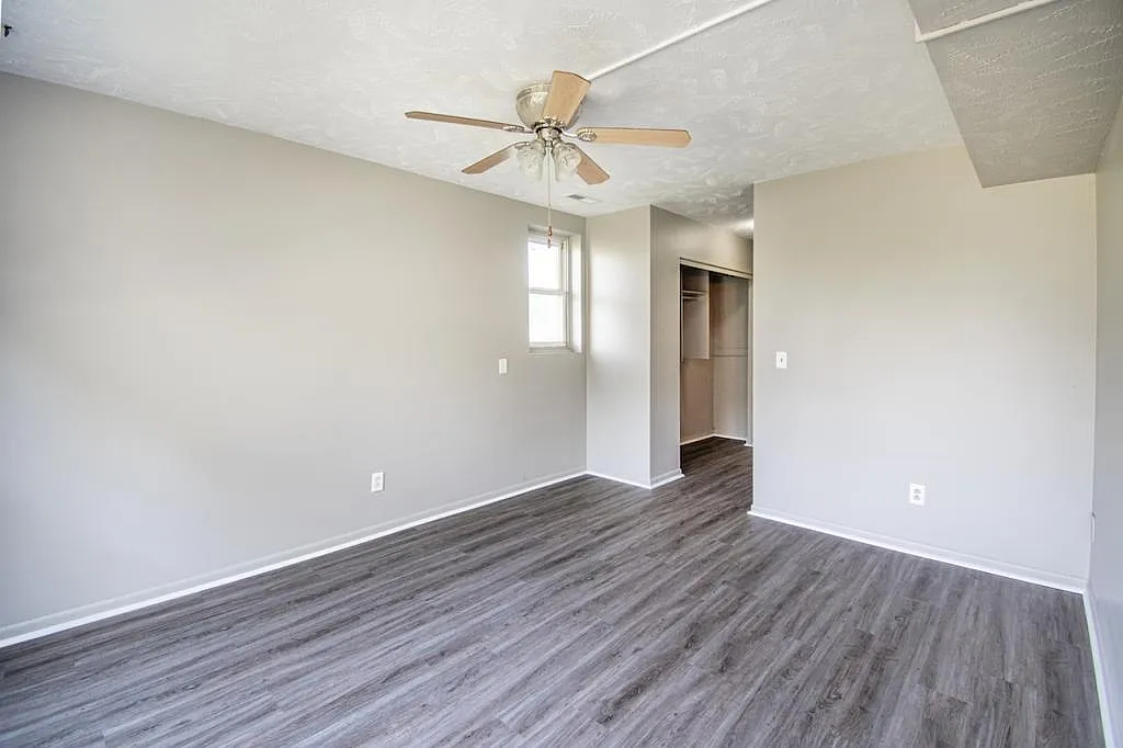 1220 Hillcrest Dr — Photo 3