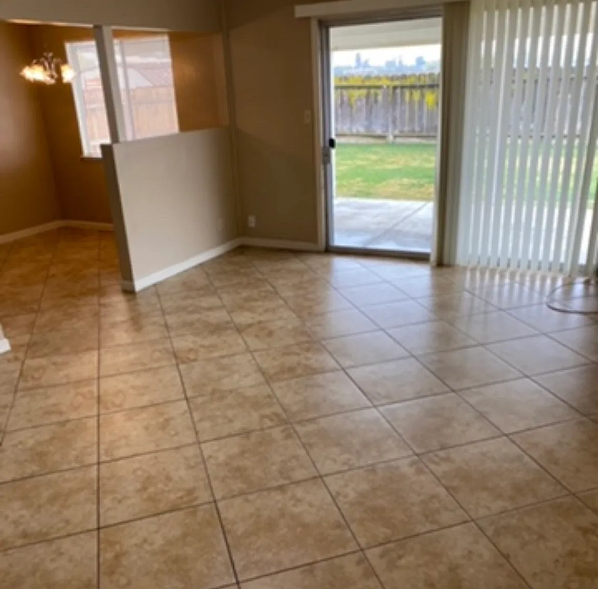 3 bed, 1005 sqft, $1,700 — Photo 2