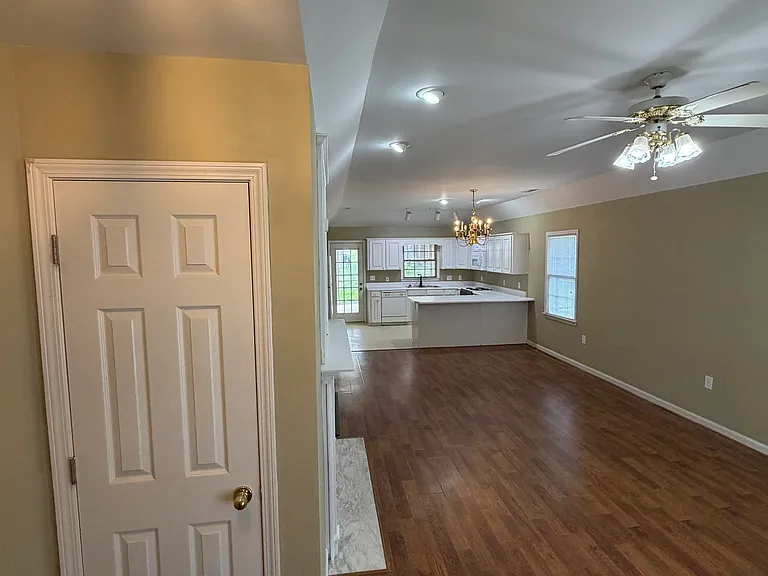 334 W Pointe Dr — Photo 2