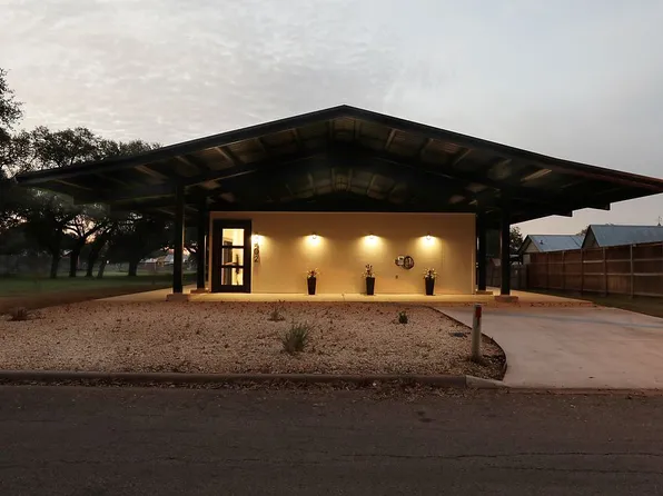 202 W Olive St, Lockhart, TX 78644