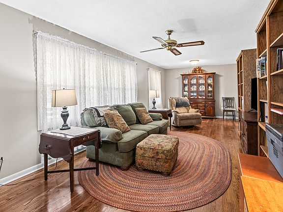 3rd image of 23 Holiday Ln