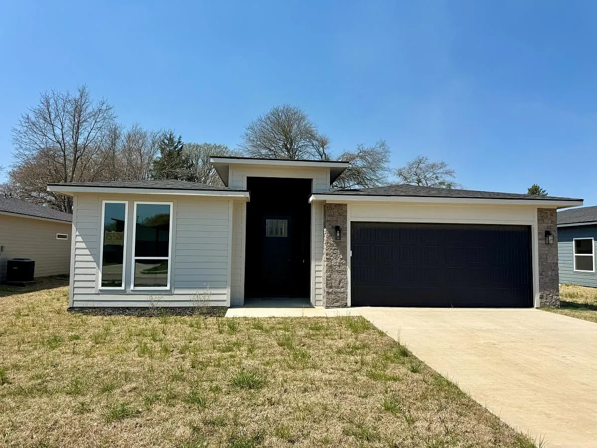 3 bed, 2.0 bath, 1607 sqft, $2,350 — Photo 1