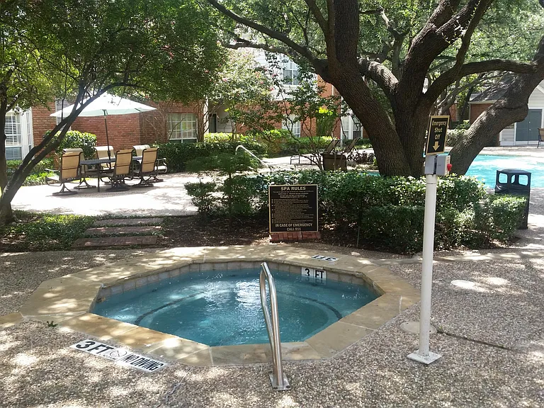 2 Hot tubs on-site