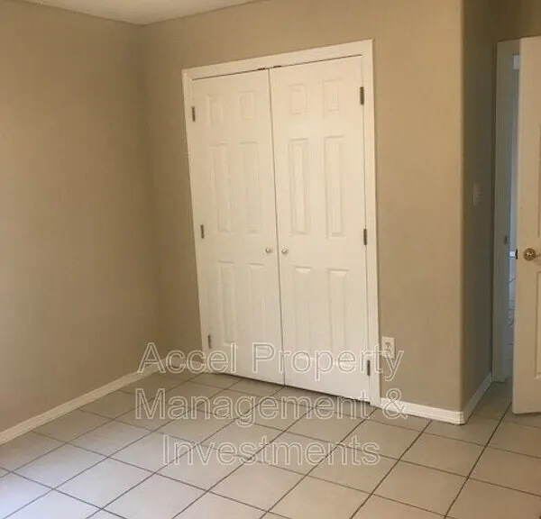 1304 E Quail St #D — Photo 8