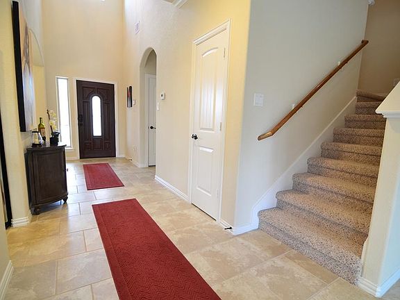 Beautiful arched entries add to the beauty of the foyer!