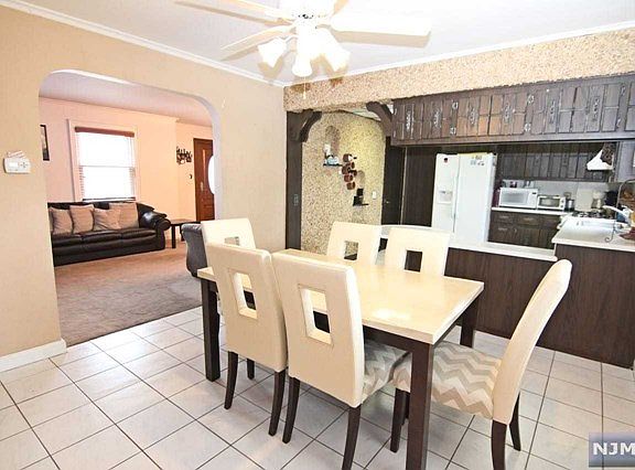 5th image of 272 Forest St #274