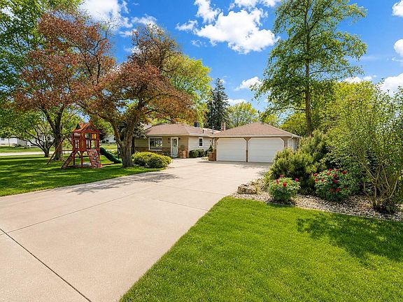3rd image of 1310 Lilac Ln
