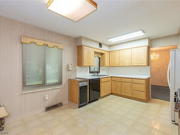 5th image of 4936 Foxlair Trl