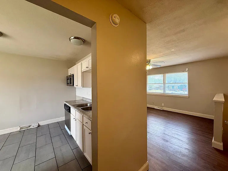 2422 W Savannah St — Photo 11