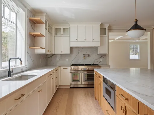 71 Walpole St, Dover, MA 02030